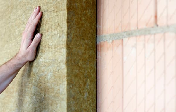 Wärmedämmung an einer Hausfassade wird angebracht