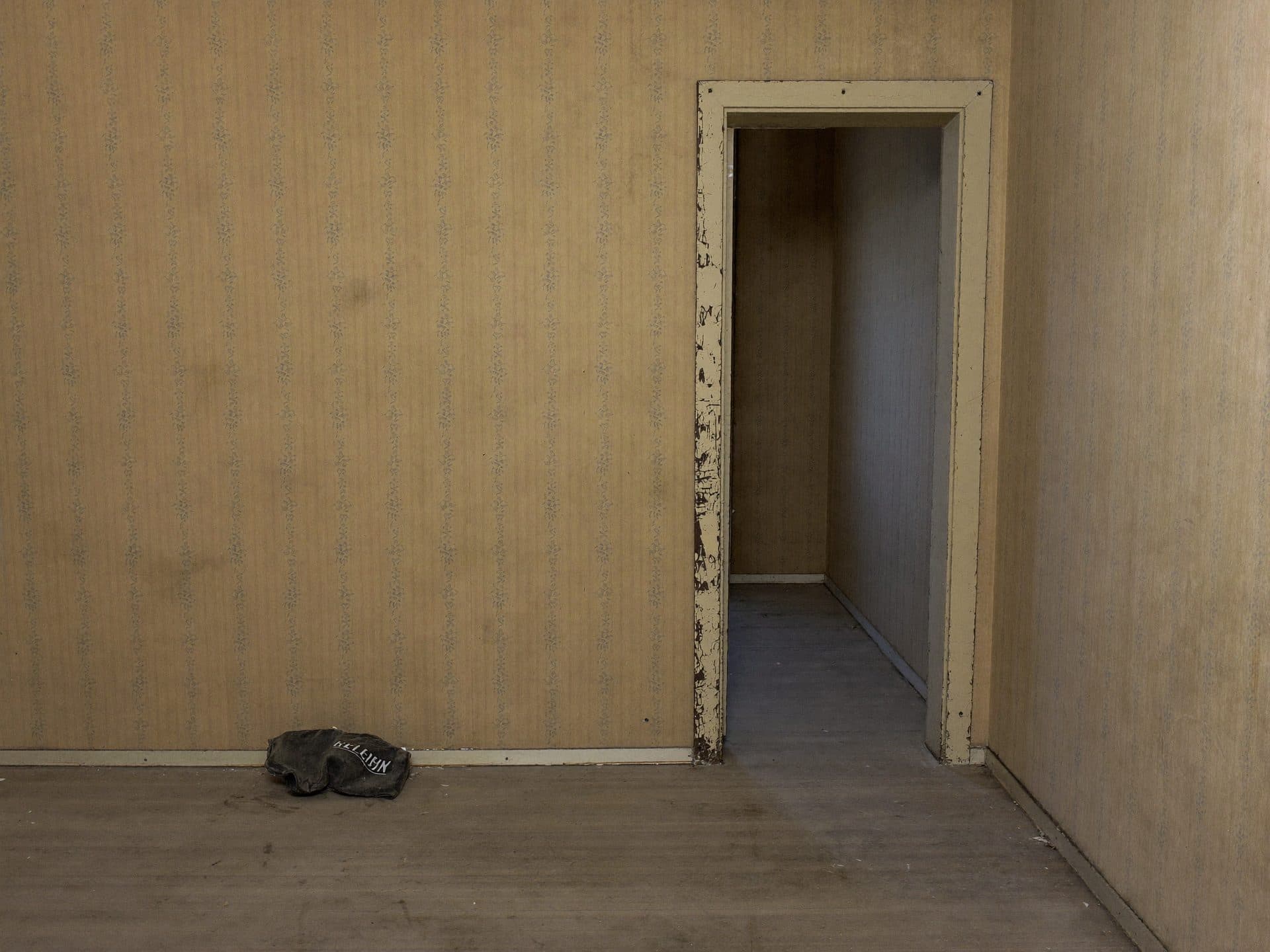 Flur vor der Renovierung mit vergilbter Raufasertapete